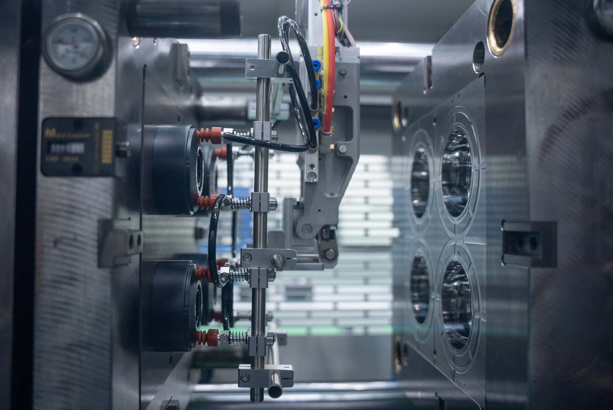 2色成形の導入事例｜複雑デザイン部品を効率的に量産