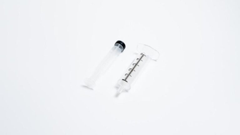 注射器のシリンジとプランジャ